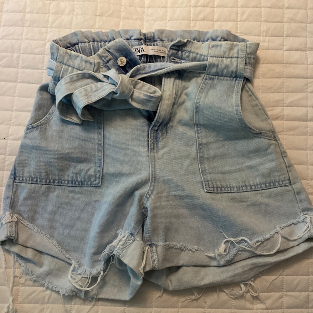 ZARA High Waisted Paper-bag Jean Shorts, Light Wash, Size 02, can fit an 04/06